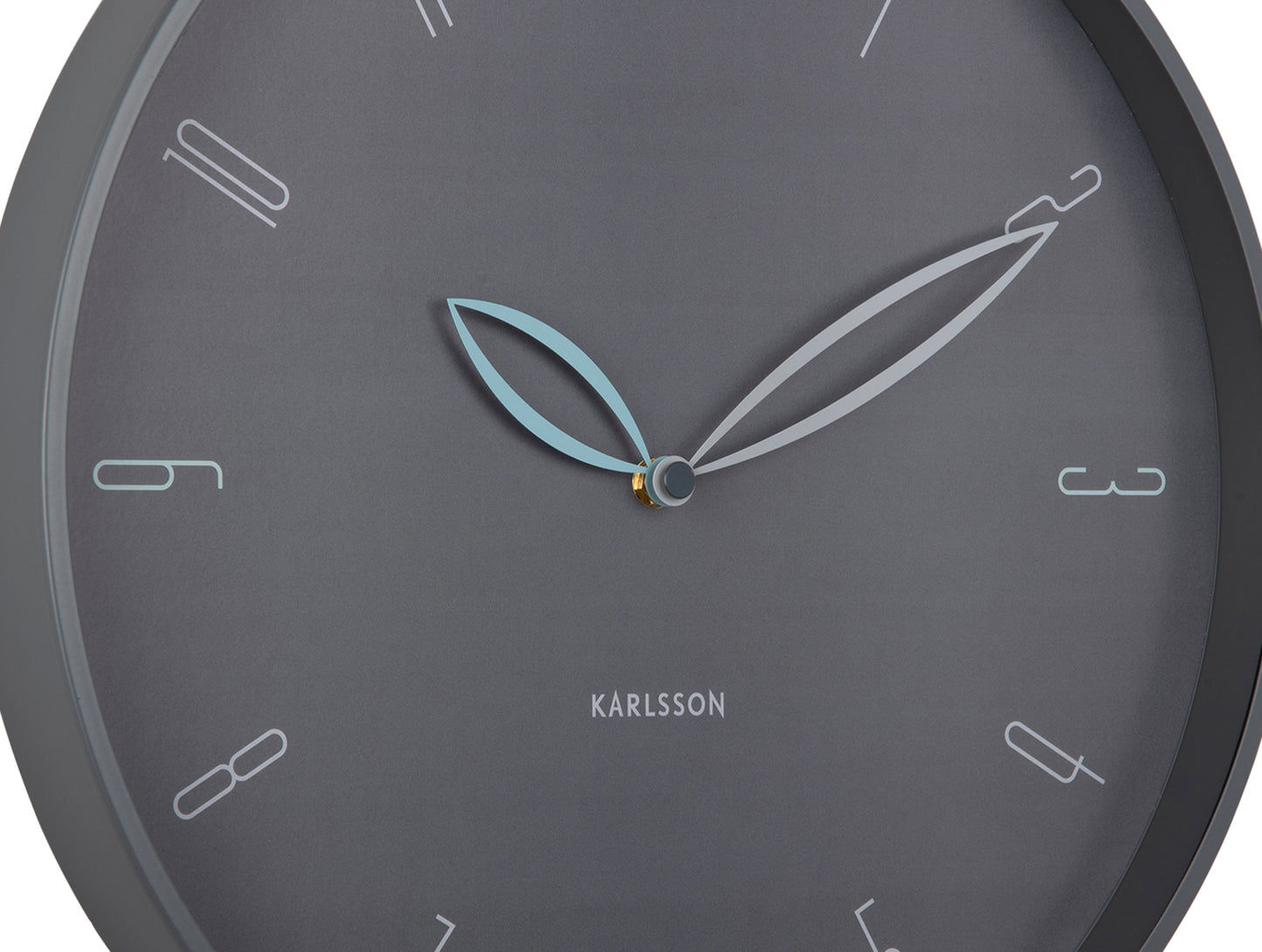 Karlsson Horloge murale, gros plan : cadran gris foncé avec aiguilles Petal et logo de la marque
