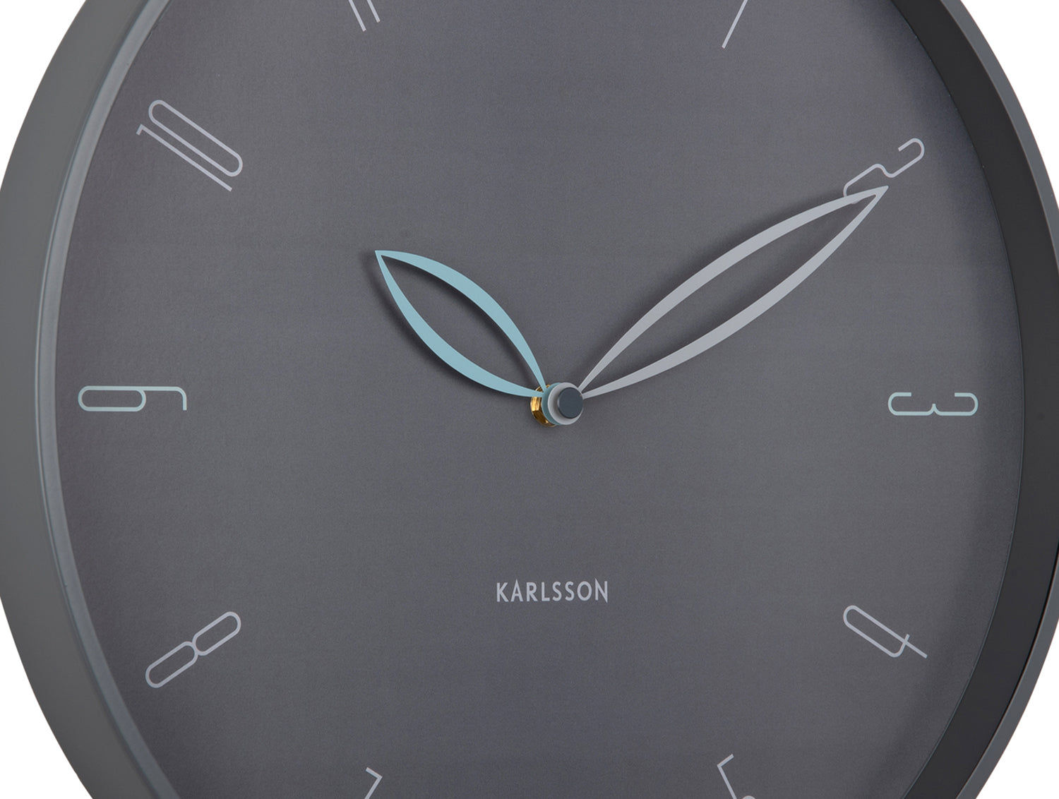 Karlsson Horloge murale, gros plan : cadran gris foncé avec aiguilles Petal et logo de la marque