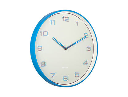 Horloge murale ronde avec boîtier bleu clair, chiffres blancs et aiguilles en métal