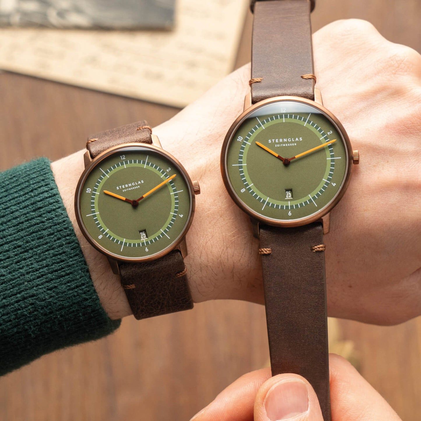 Montre pour homme avec cadran vert et bracelet en cuir marron, portée au poignet