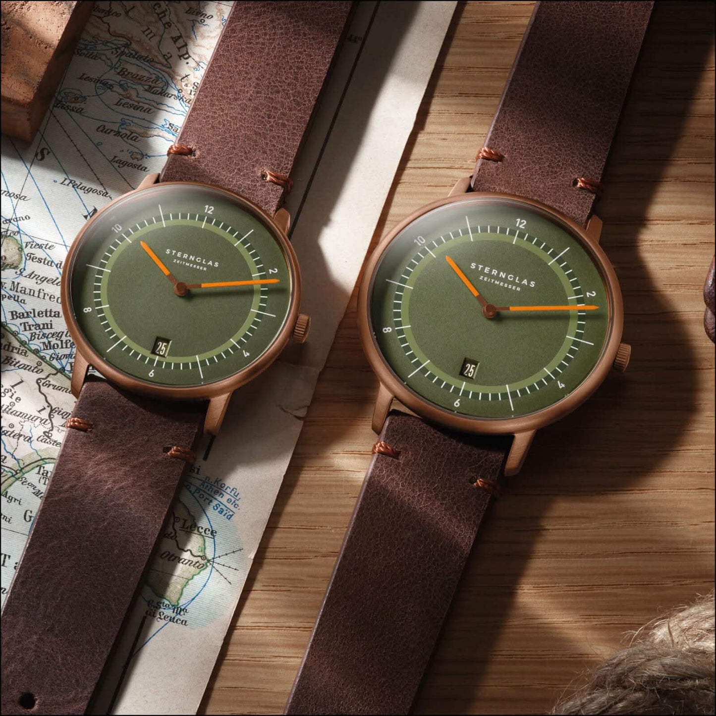 Deux montres unisexes côte à côte avec bracelet en cuir marron et cadran vert olive