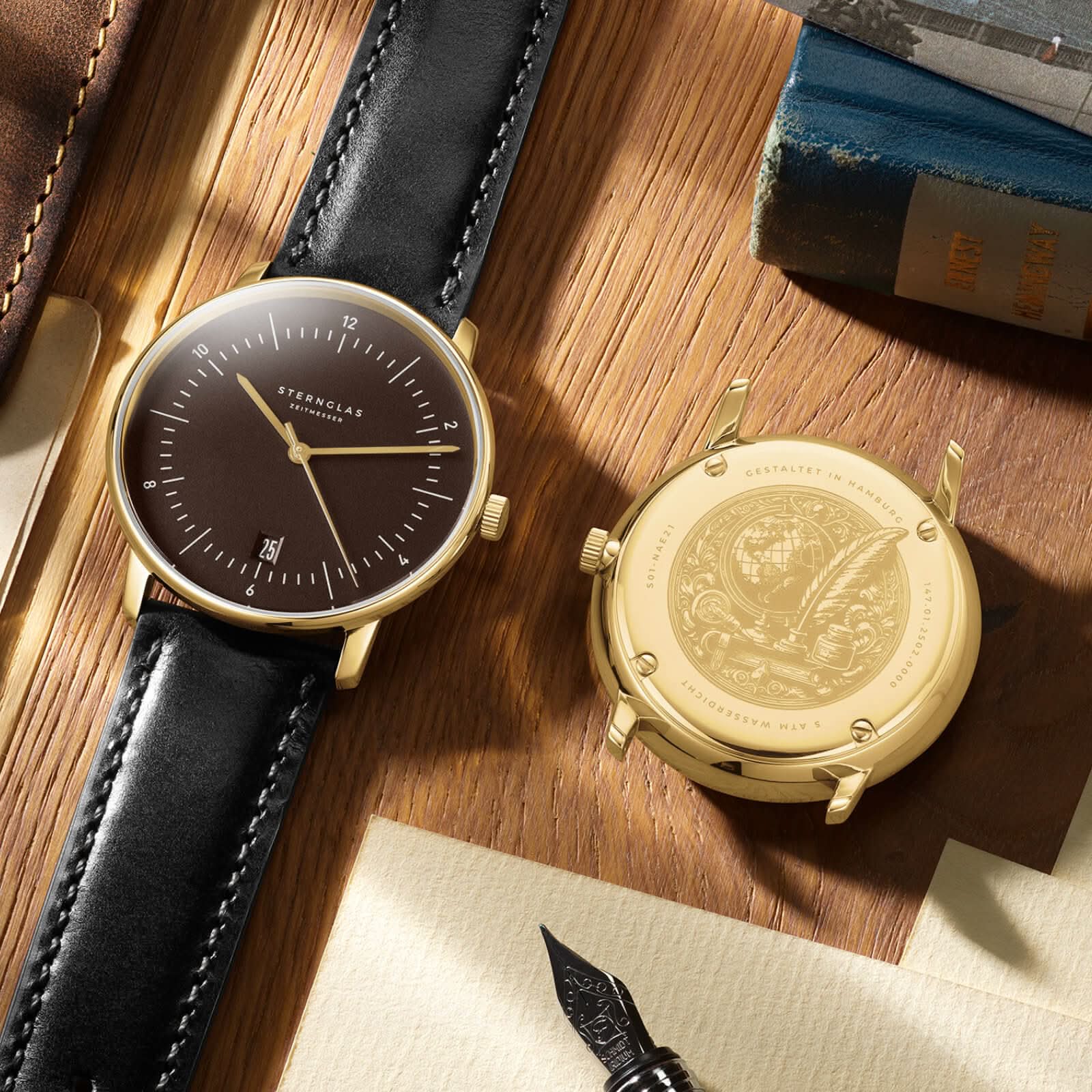 Montre Sternglas pour homme avec bracelet en cuir noir et fond de boîtier doré sur bois