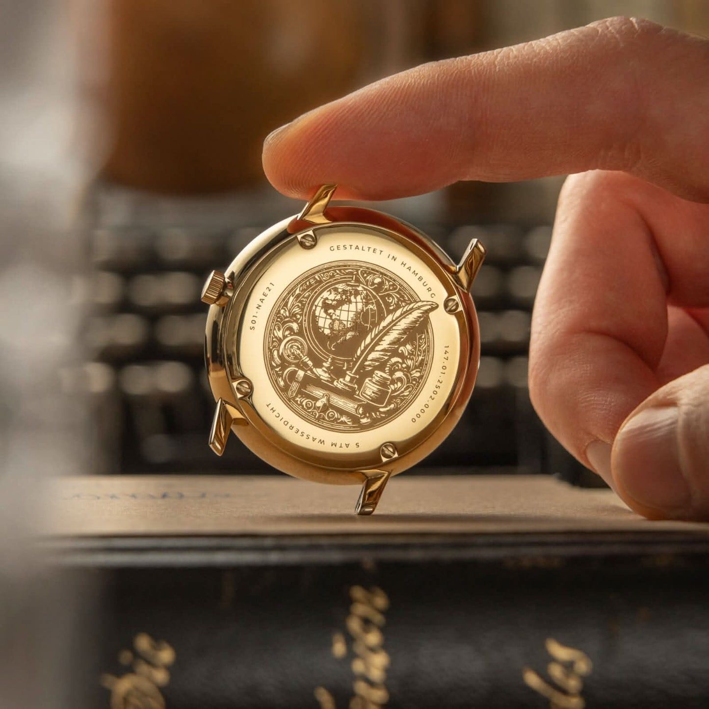 Montre Sternglas pour homme, fond doré avec gravure dans la main, bracelet en cuir noir