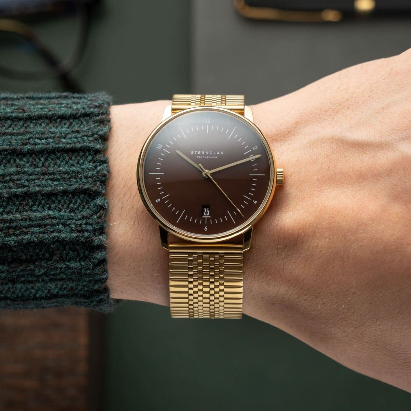 Montre Sternglas pour homme avec bracelet en métal doré et cadran marron