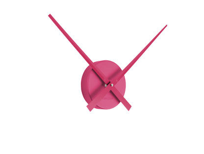 Horloge murale à cadran ouvert, boîtier rond rose foncé et aiguilles croisées