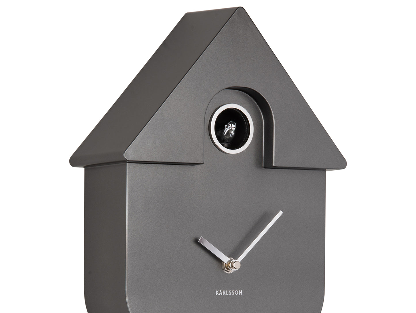 Horloge murale design maison, gris foncé métallisé, gros plan avec cadran et aiguilles.