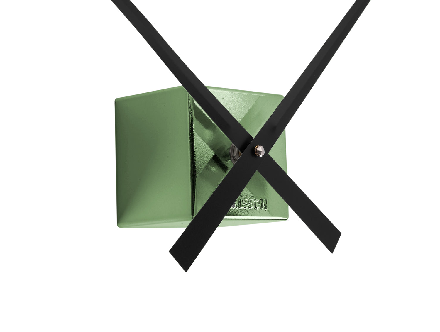 Cadran de montre murale avec des cubes métalliques cubiques, des accents vert foncé et des aiguilles noires