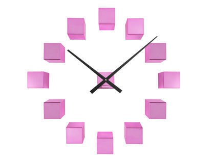 Väggklocka med tärningsdesign i metall, mörkt rosa, svarta visare