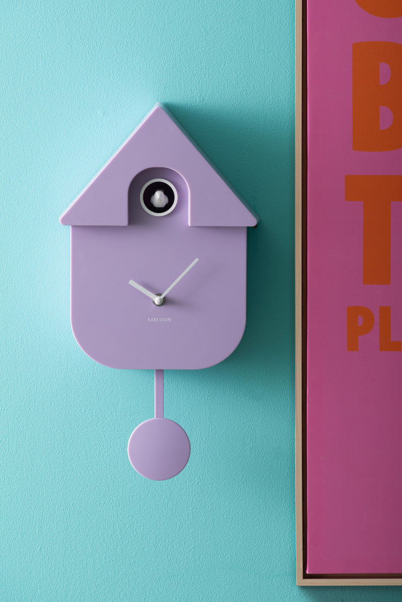 Horloge murale Karlsson en forme de maison, violette, avec aiguilles et fenêtre oculaire ronde