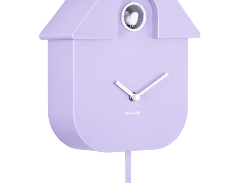 Horloge murale Karlsson en forme de maison, violette, gros plan avec ouverture pour les yeux et aiguilles