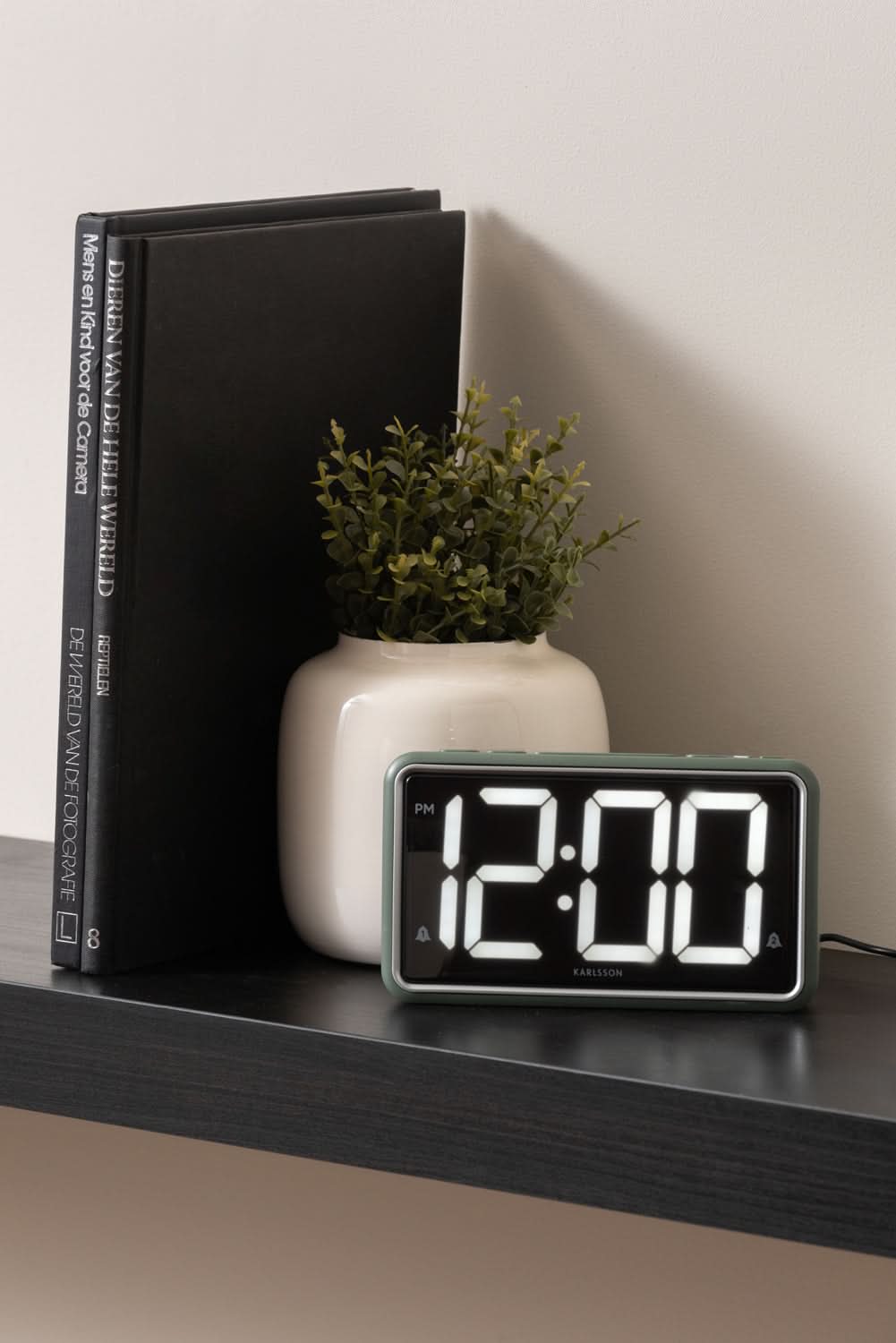 Réveil rétro vert jungle sur une étagère avec chiffres LED 12:00