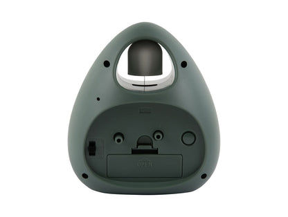 Vue arrière d'un réveil analogique vert jungle avec compartiment à piles/commandes