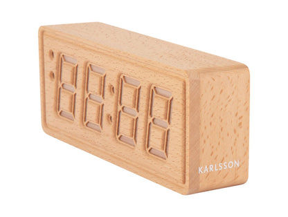 Réveil en bois dans le détail du site avec chiffres gravés et inscription Karlsson