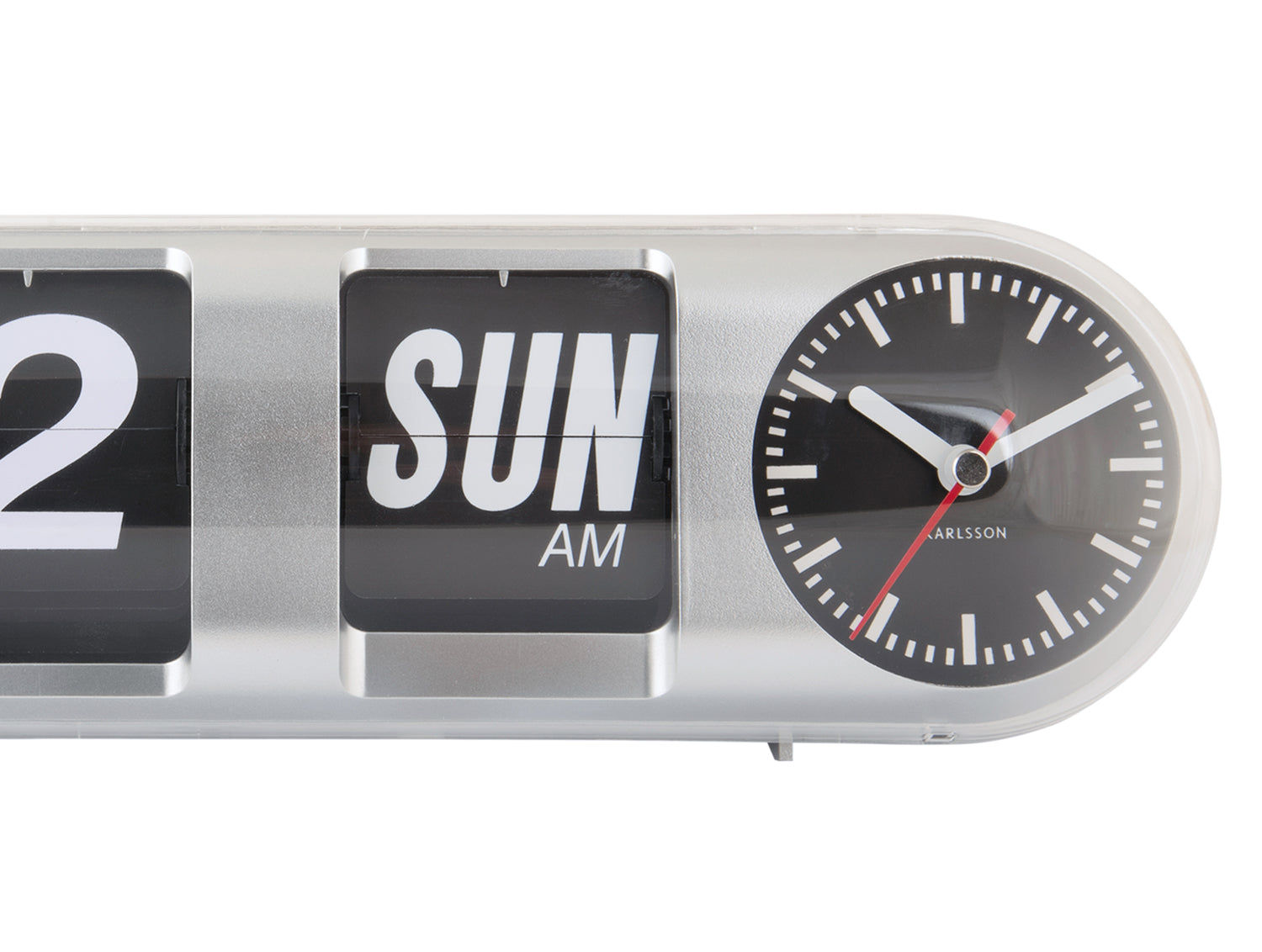 Montre murale argentée en détail : 'SUN AM' et disque d'horloge avec aiguilles