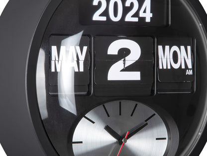 Vue de près d'une horloge murale noire avec chiffres rabattables 2024 et affichage analogique de l'heure