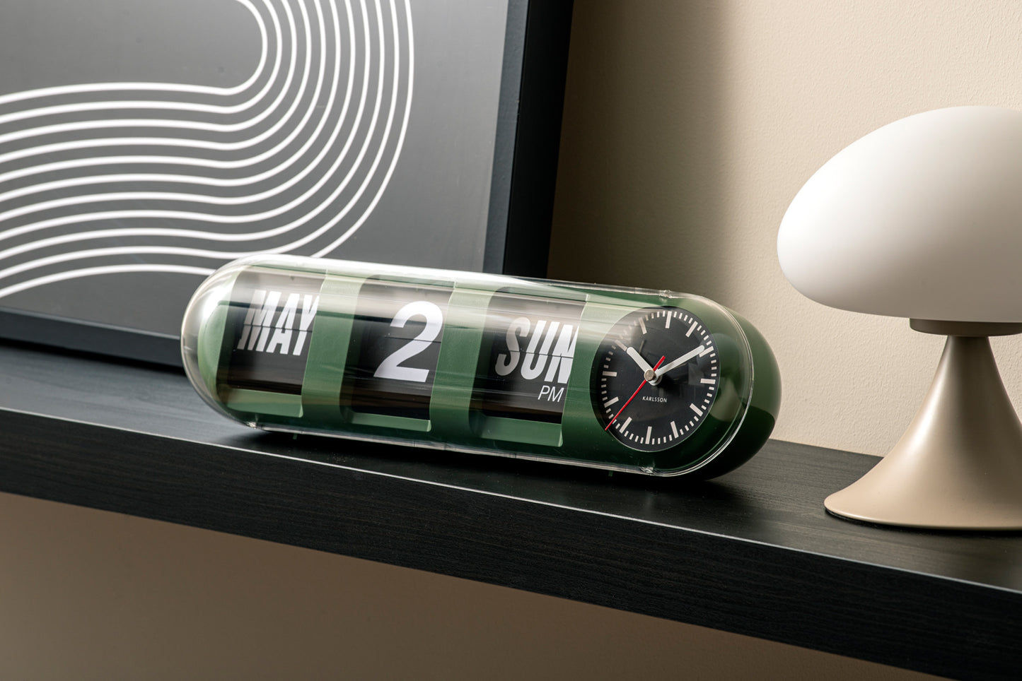 Horloge murale sur une étagère, vert jungle avec chiffres rabattables et cadran rond