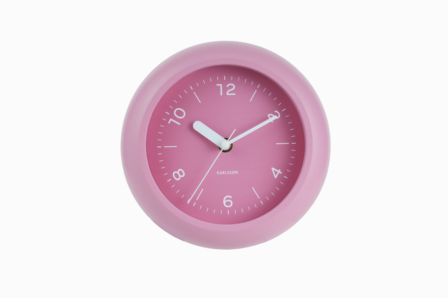 Horloge murale avec cadran rose, aiguilles blanches et index bâtons