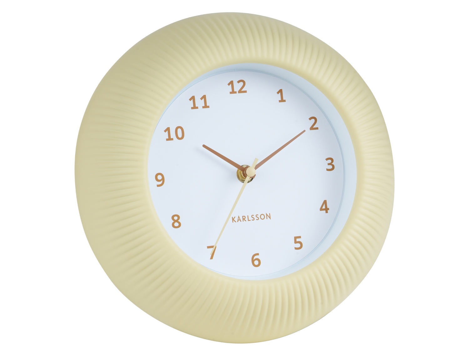 Horloge murale avec cadre jaune doux côtelé et cadran blanc en relief, aiguilles dorées