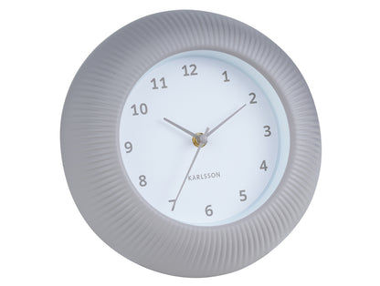 Horloge murale Karlsson avec cadre côtelé gris chaud, cadran blanc rond et aiguilles