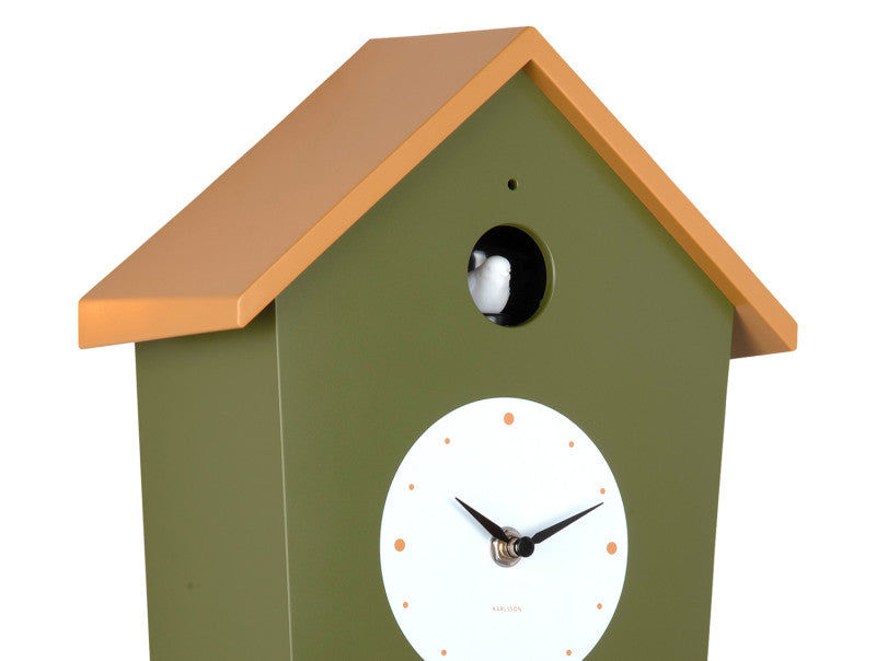 Horloge murale coucou design maison, verte avec avant-toit beige et fenêtre d'horloge