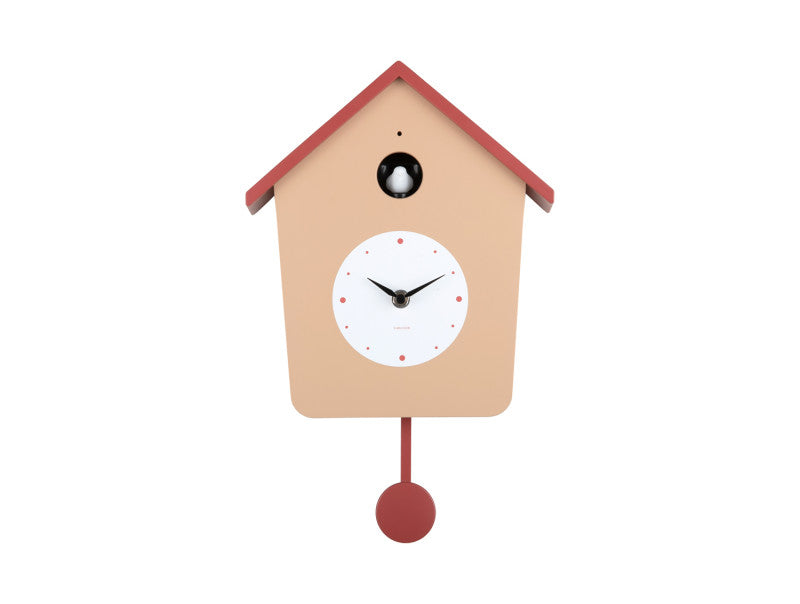Horloge murale de maisonnette : façade beige, toit rouge, cadran, pendule avec pommeau rouge