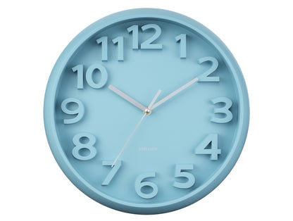 Horloge murale avec cadran bleu, grands chiffres arabes et aiguilles argentées