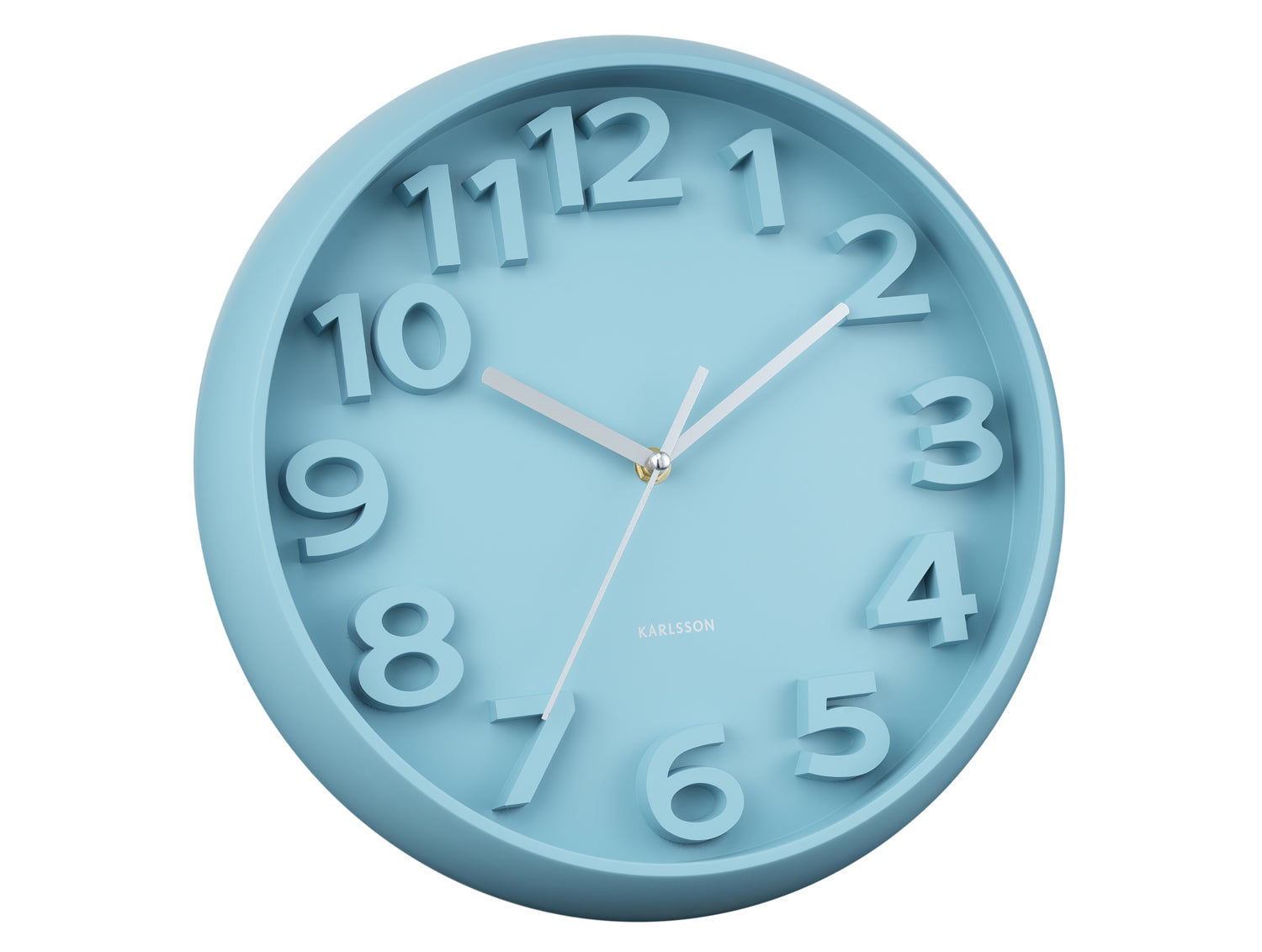 Horloge murale avec cadran bleu et grands chiffres arabes, deux aiguilles visibles