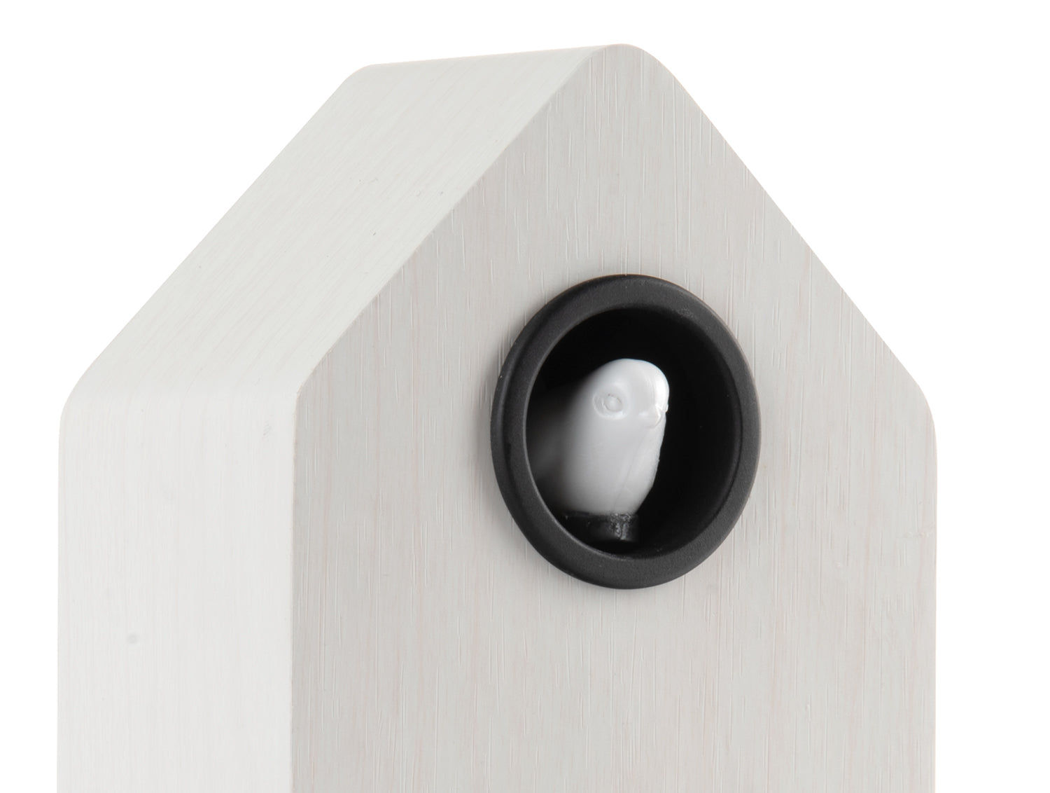 Réveil coucou LED, maisonnette en bois blanc, gros plan de l'ouverture du coucou dans un cadre noir