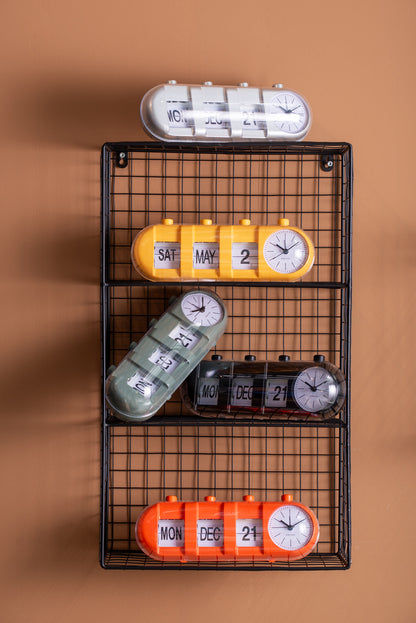 Réveil rétro dans une boîte grillagée avec horloge et chiffres à bascule, multicolore