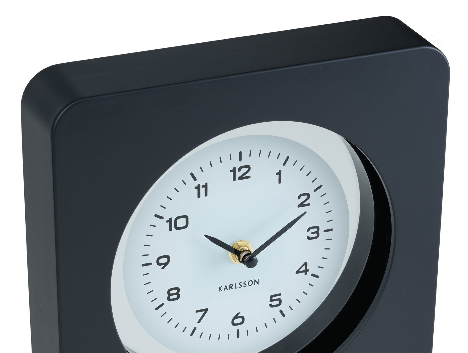 Horloge murale noire avec cadran rond, aiguilles dorées et grands chiffres faciles à lire