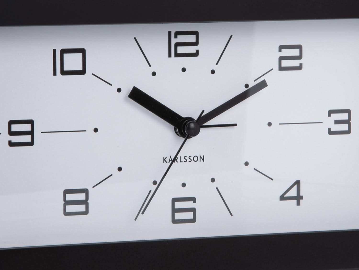 Cadran de réveil avec aiguilles bâtons noires et index horaires arabes