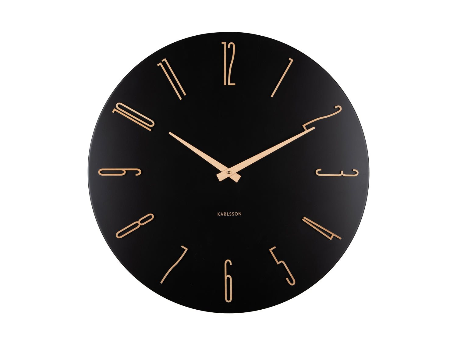Grande horloge murale avec cadran noir, aiguilles dorées et index bâtons