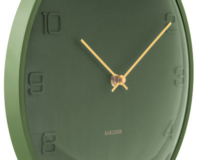 Vue détaillée : Horloge murale verte avec aiguilles dorées et logo Karlsson