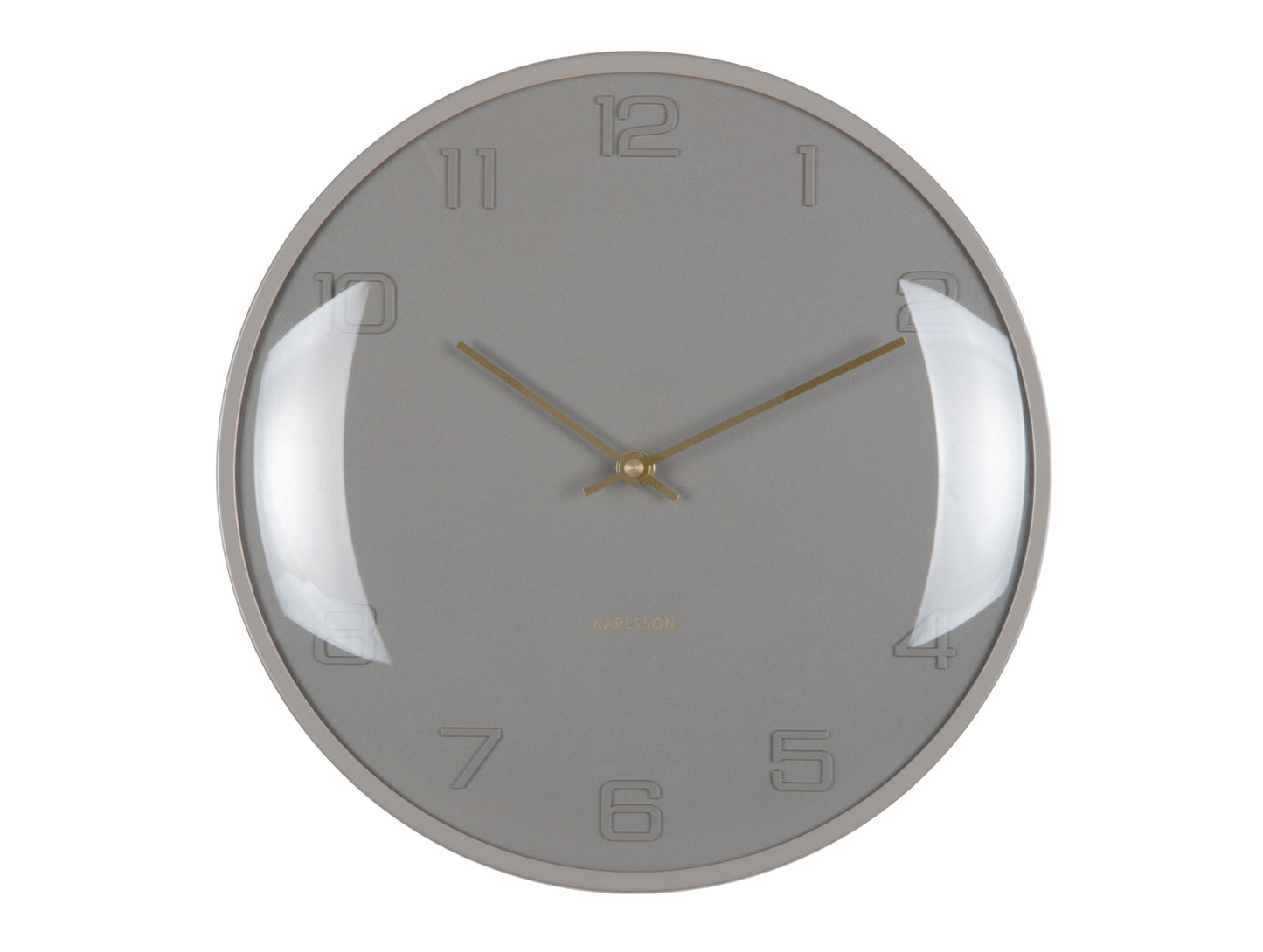 Horloge murale gris argile avec verre bombé, aiguilles et chiffres dorés.