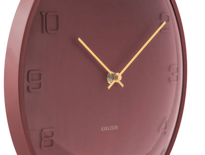 Karlsson Horloge Gros plan : cadran bordeaux avec aiguilles dorées