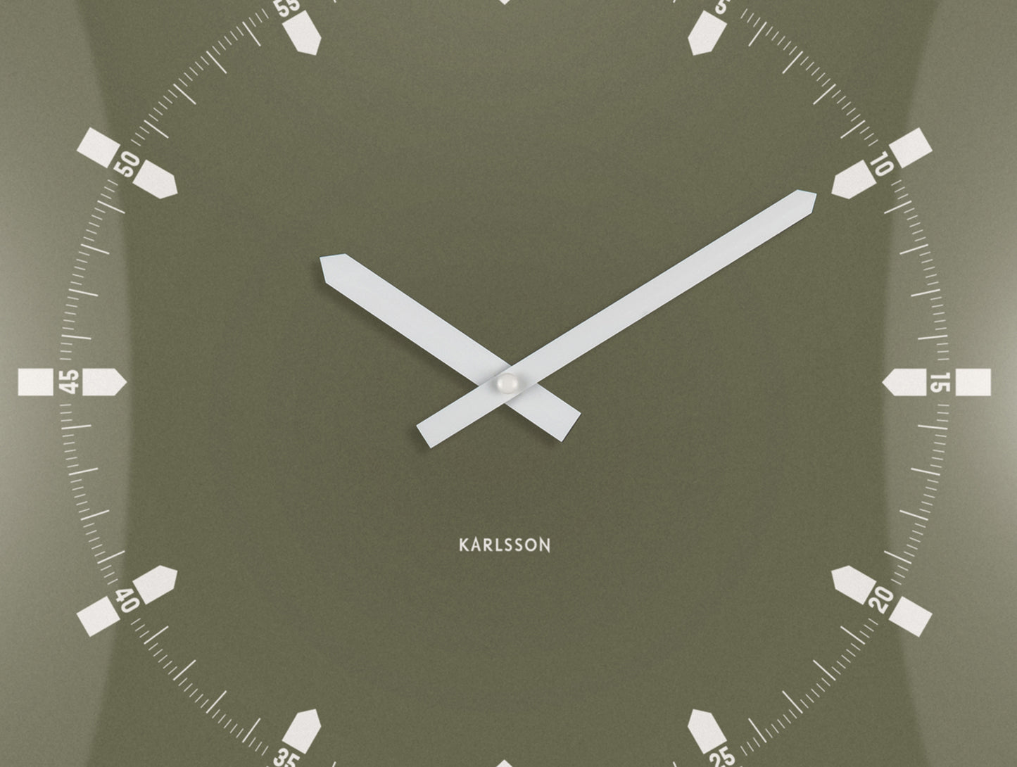 Montre murale carrée en détail : cadran vert avec aiguilles et index blancs