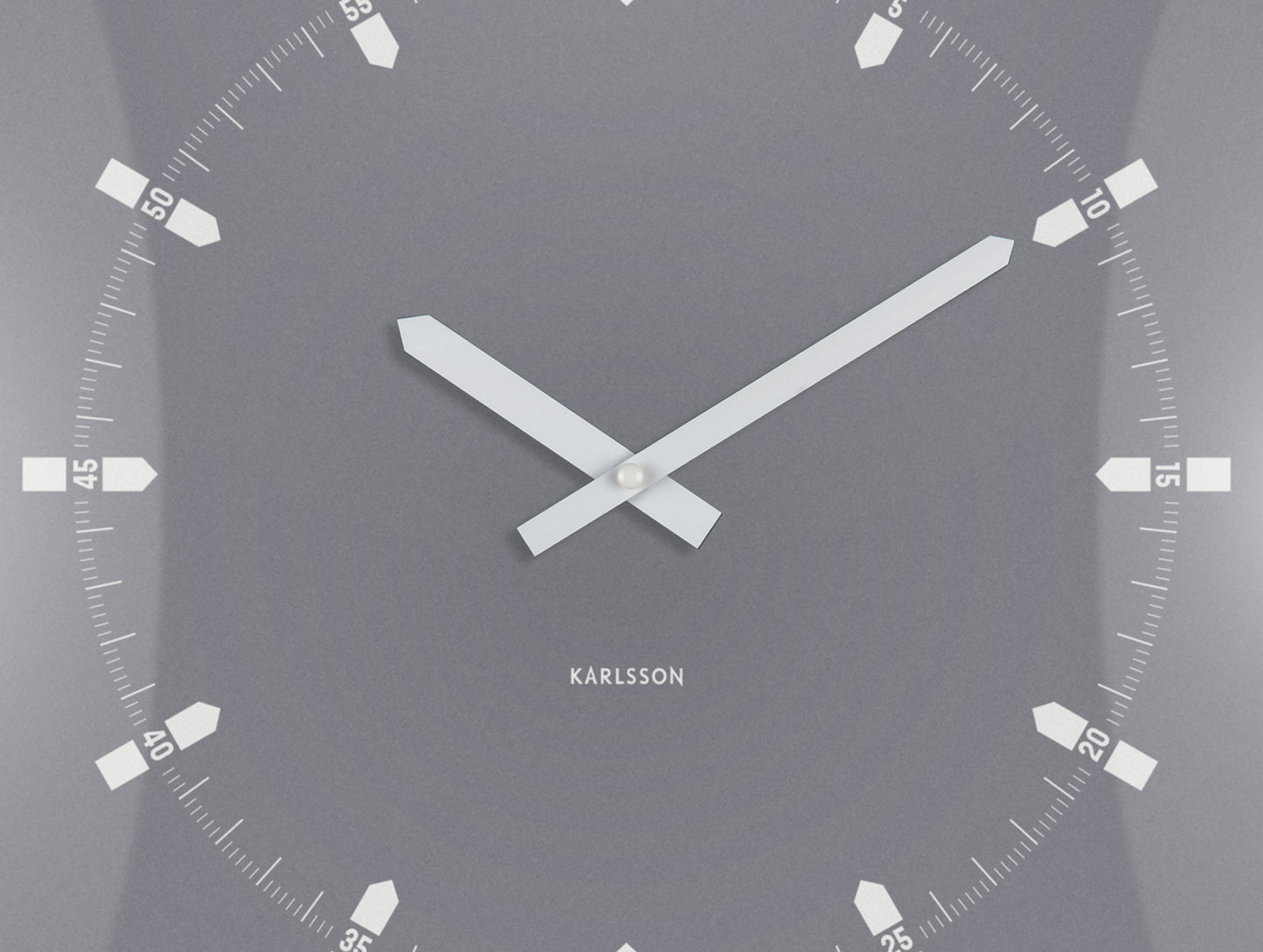 Horloge murale carrée grise avec cadran gris, index romains et aiguilles blanches