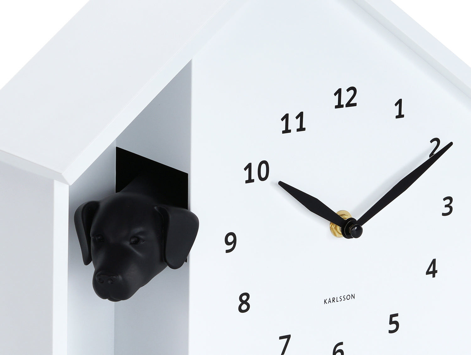 Horloge murale design maison, vue détaillée avec tête de chien noire et aiguilles