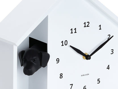 Horloge murale design maison, vue détaillée avec tête de chien noire et aiguilles