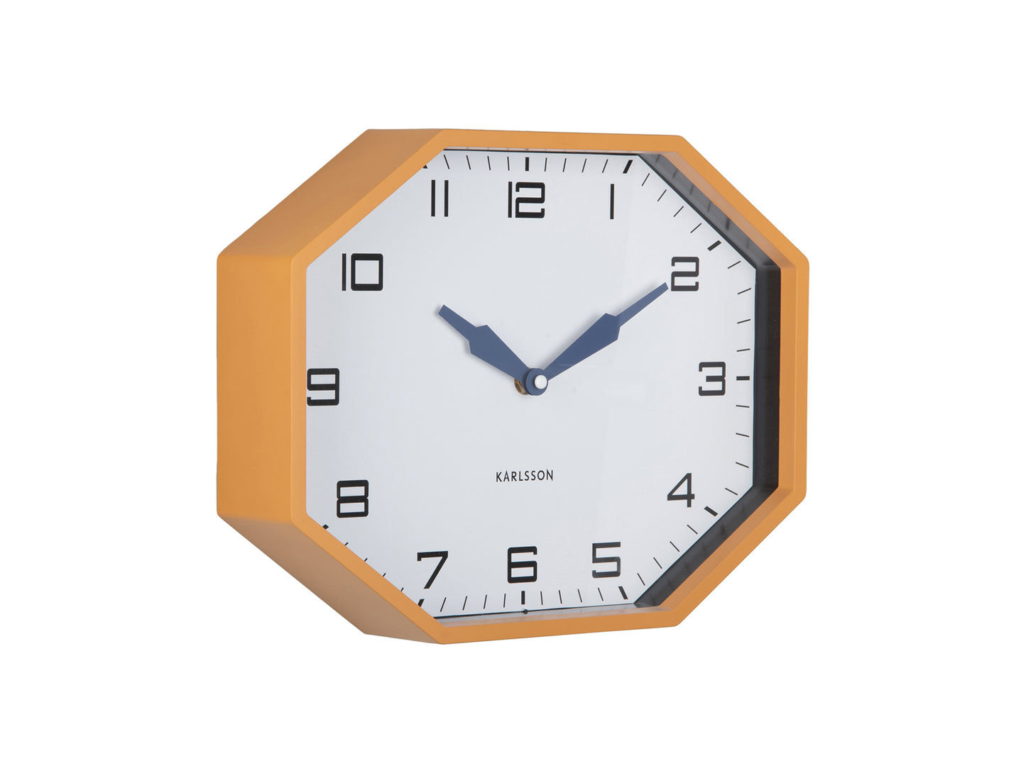 Réveil Karlsson avec boîtier octogonal jaune ocre et cadran blanc, aiguilles