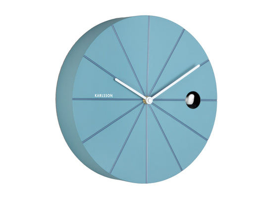 Horloge murale Karlsson : cadran rond bleu ciel, aiguilles blanches, boule noire