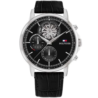 Tommy Hilfiger Herrenarmbanduhr mit schwarzem Skelett-Zifferblatt, silbernem Gehäuse, Lederband
