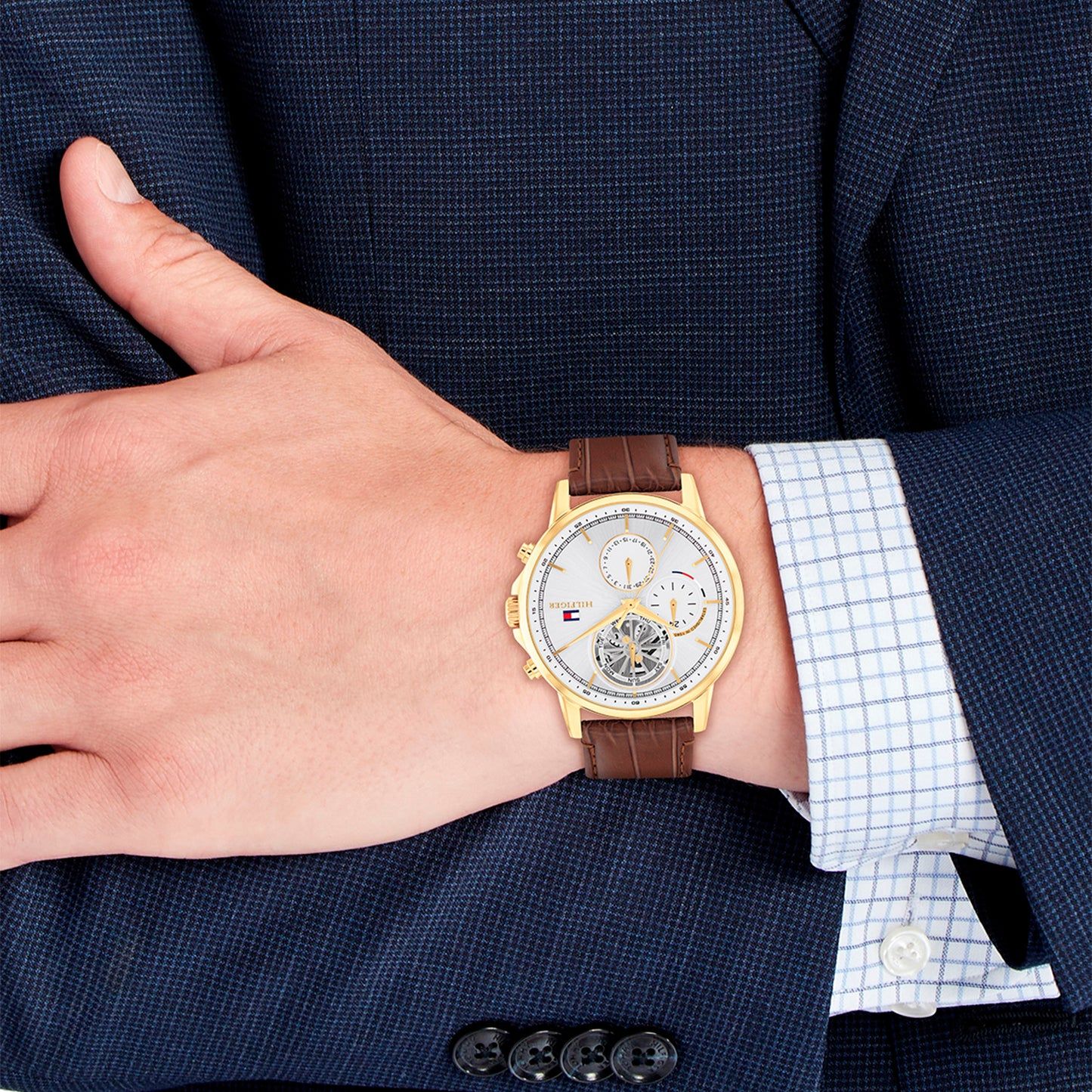 Tommy Hilfiger Quarzuhr am Handgelenk mit braunem Lederband und weißem Zifferblatt