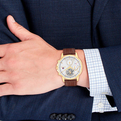 Tommy Hilfiger Quarzuhr am Handgelenk mit braunem Lederband und weißem Zifferblatt