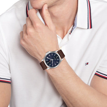 Herrenarmbanduhr mit rundem, blauem Zifferblatt und braunem Lederarmband