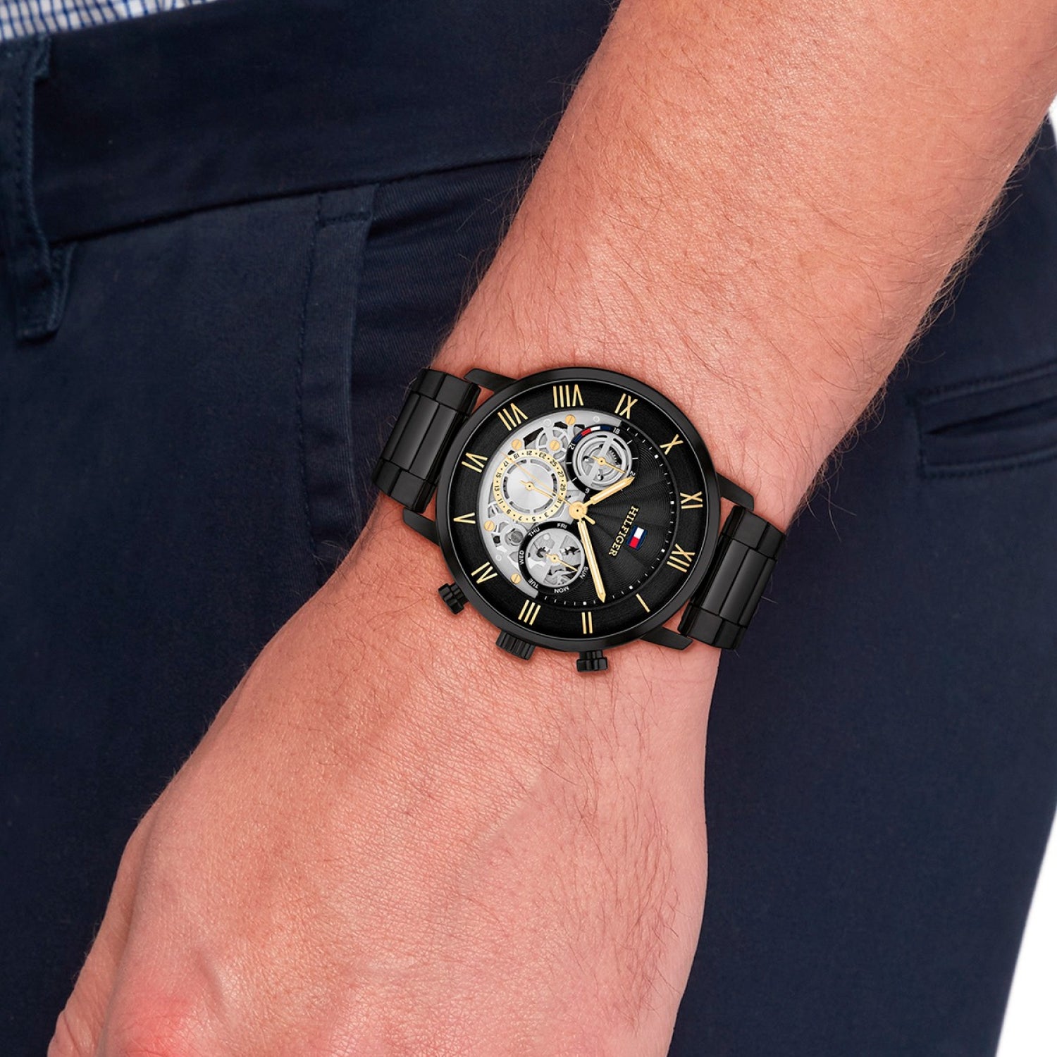 Herren-Armbanduhr am Handgelenk, schwarzes Zifferblatt mit römischen Ziffern und Subdials