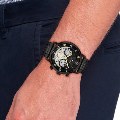 Herren-Armbanduhr am Handgelenk, schwarzes Zifferblatt mit römischen Ziffern und Subdials