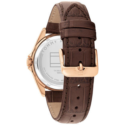 Seitenansicht einer Herrenarmbanduhr mit braunem Lederband und rosegoldfarbenem Gehäuse