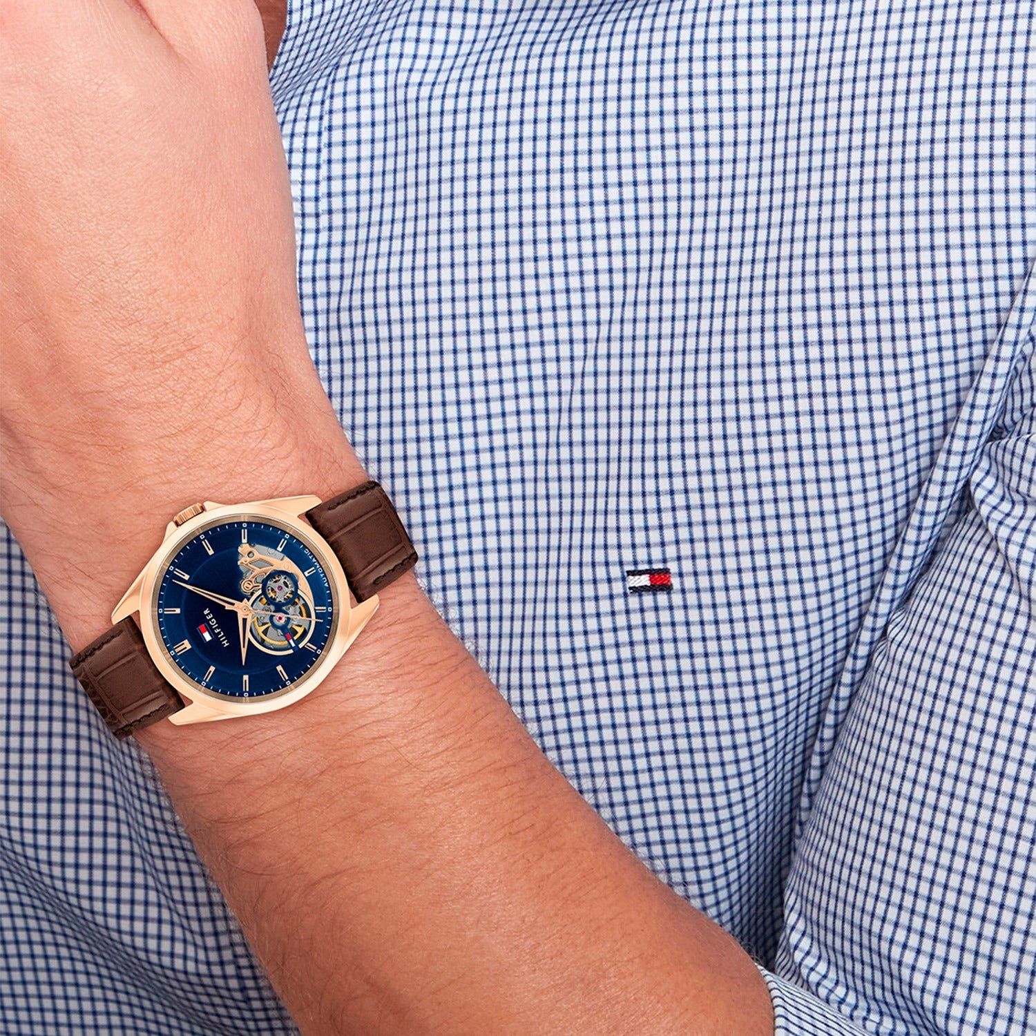 Herrenarmbanduhr mit blauem Zifferblatt, braunem Lederband und roségoldfarbenem Gehäuse