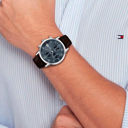 Tommy Hilfiger Chronograph am Handgelenk: braunes Lederband, dunkles Zifferblatt mit Chrono